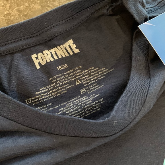 BNWT Kids Long Sleeve Fortnite Tee! - Picture 3 of 3